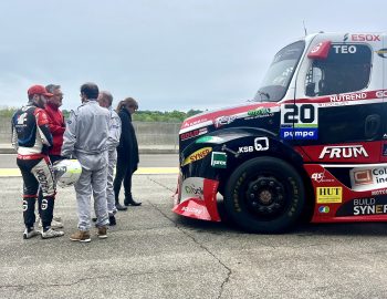 Téo Calvet et son équipe lors des essais sur le circuit Paul Armagnac  (Nogaro), en avril 2025
