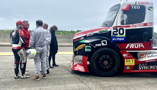 Téo Calvet et son équipe lors des essais sur le circuit Paul Armagnac (Nogaro), en avril 2025